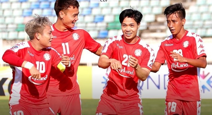 Cần Đội bóng giàu thành tích nhất là Hà Nội FC mùa 2019 cũng chỉ bán đồng hạng 50.000 đồng (A2, A3, A4), hay có nhiều ngôi sao được yêu mến như HAGL mùa này công bố vé cả mùa cũng chỉ rơi vào 1 triệu đồng cho khu vực VIP.