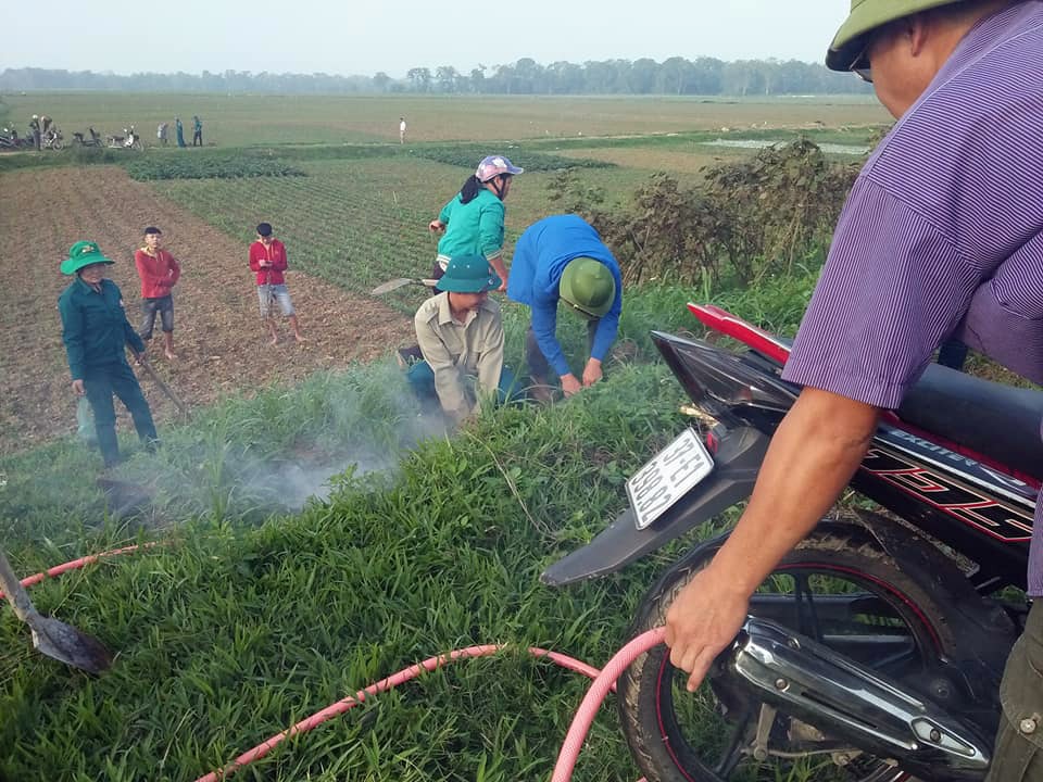  Anh Võ Trọng Niệm và nhiều người dân xã Thanh Lương (Thanh Chương) đang dùng khó từ ông bô xe máy bắt chuột. Ảnh: Đình Hà