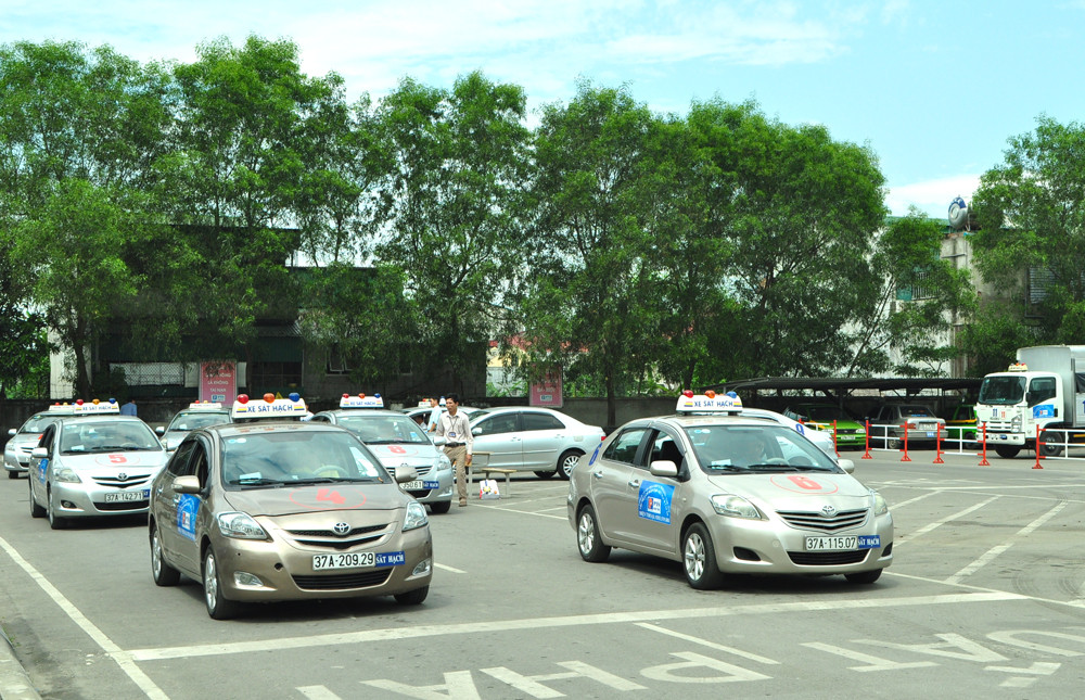 Chuẩn bị thi sát hạch tại một Trung tâm sát hạch lái xe trên địa bàn tỉnh. Nghệ An có 9 cơ sở đào tạo, trong đó 3 cơ sở có chức năng sát hạch lái xe, mỗi khóa từ 600-700 học viên. Ảnh: Nguyễn Hài