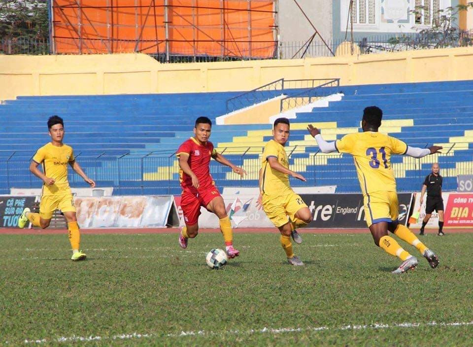 Tiền vệ Nguyễn Phú Nguyên (thứ 2 từ phải sang) trong trận giao hữu giữa Thanh Hóa và SLNA. Ảnh: NVCC 