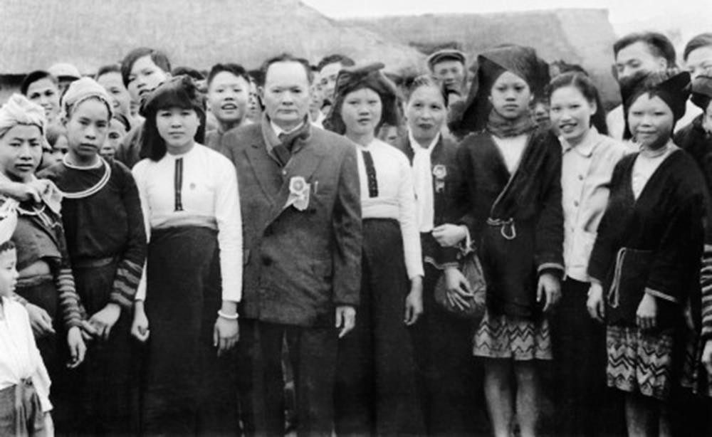 Phó Trưởng ban Thường trực Quốc hội khóa I Tôn Quang Phiệt (thứ 4 từ trái sang).  Ảnh tư liệu