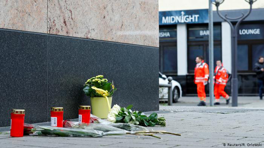 Hoa và nến tưởng niệm các nạn nhân đặt ngoài quán bar Midnight ở Hanau. Ảnh: Reuters