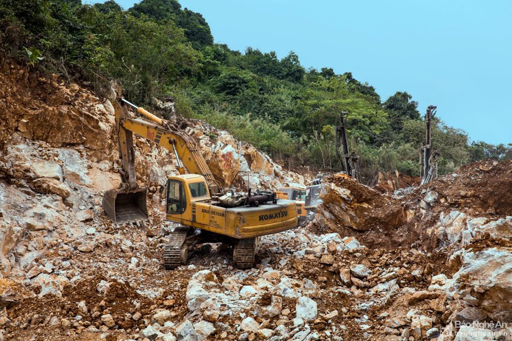 Mỏ đá vôi của nhà máy xi măng Sông Lam tại huyện Đô Lương. Ảnh tư liệu