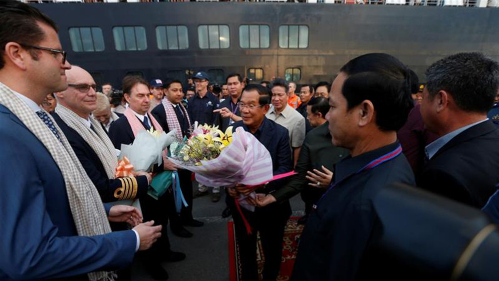 Thủ tướng Campuchia Hun Sen chào đón những hành khách của du thuyền MS Westerdam. Ảnh: Reuters