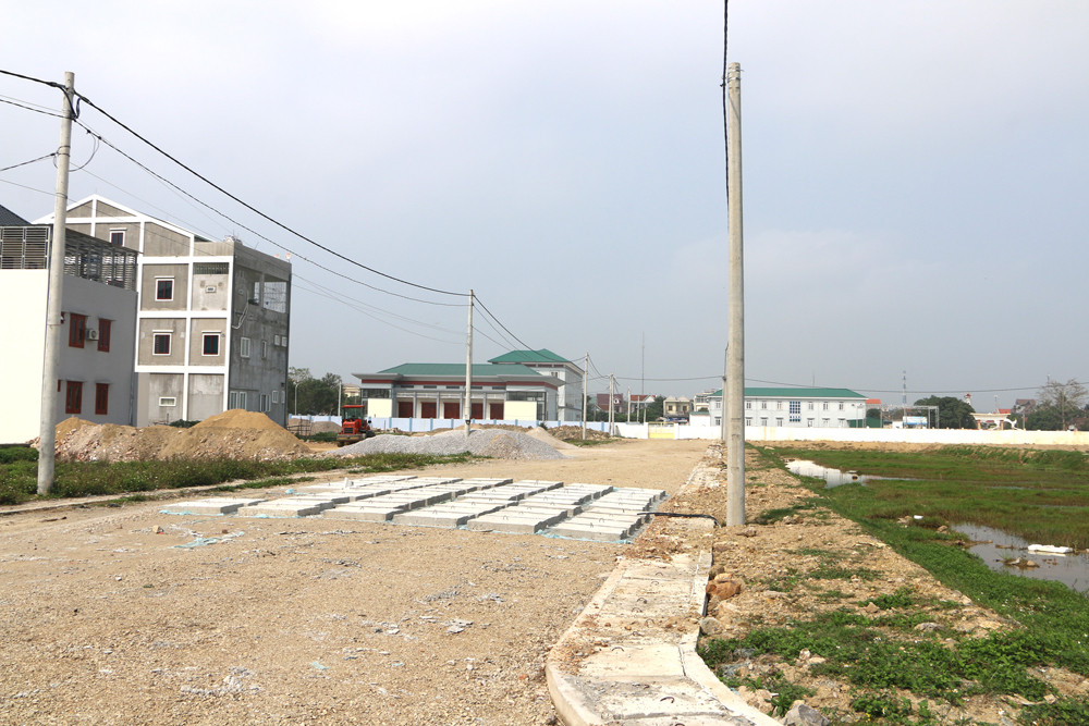 Với lợi thế đầu tư hạ tầng đồng bộ và thuận lợi về giao thông nên khu đất nền để đấu giá tại xã Quỳnh Hồng, Quỳnh Lưu là sự lựa chọn lý tưởng cho nhiều người dân. Ảnh: Nguyễn Hải