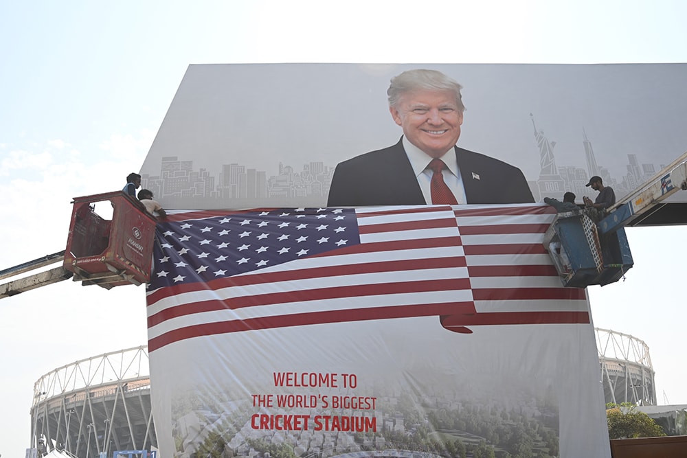 Băng-rôn chào đón Tổng thống Donald Trump tại sân vận động Motera, Ấn Độ. Ảnh: AFP - Getty