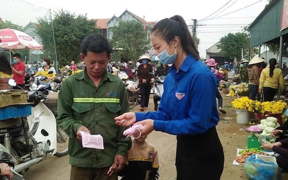 ĐVTN huyện Quỳnh Lưu ra quân tuyên truyền phòng chống dịch và phát khẩu trang miễn phí cho người dân. Ảnh: Phương Thúy