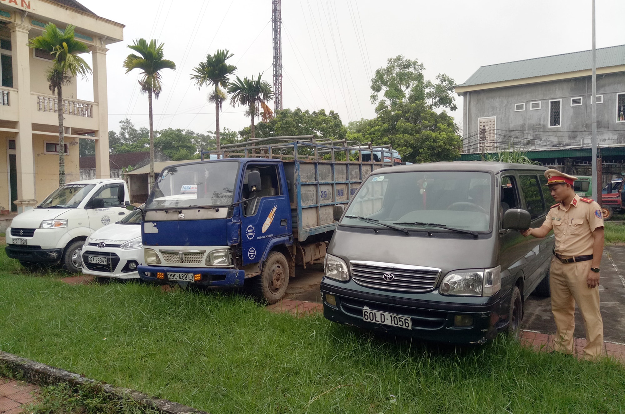 Một trong những phương tiện xe ô tô trung chuyển khách vi phạm quá thời gian kiểm định bị công an Yên Thành tạm giữ. Ảnh: Hải An