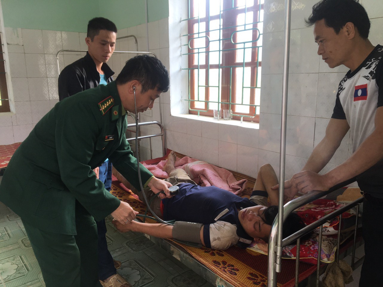 Quân y Đồn BP Tri Lễ cùng các y bác sỹ Trạm y tế xã Tri Lễ, huyện Quế Phong đang khẩn trương cấp cứu nạn nhân Hà Văn C ăn lá ngón tự tử