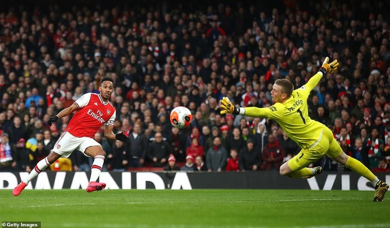 Pierre-Emerick Aubameyang ghi cú đúp giúp Arsenal ngược dòng ấn tượng (Ảnh: Getty)