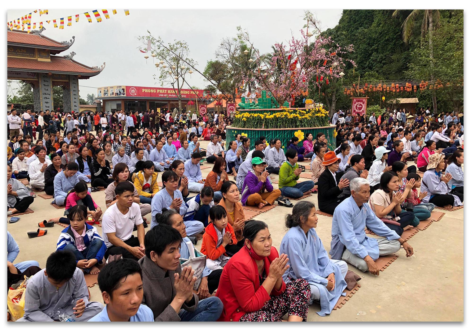 Người dân Diễn Châu đi lễ chùa đầu năm. Ảnh: Huy Thư