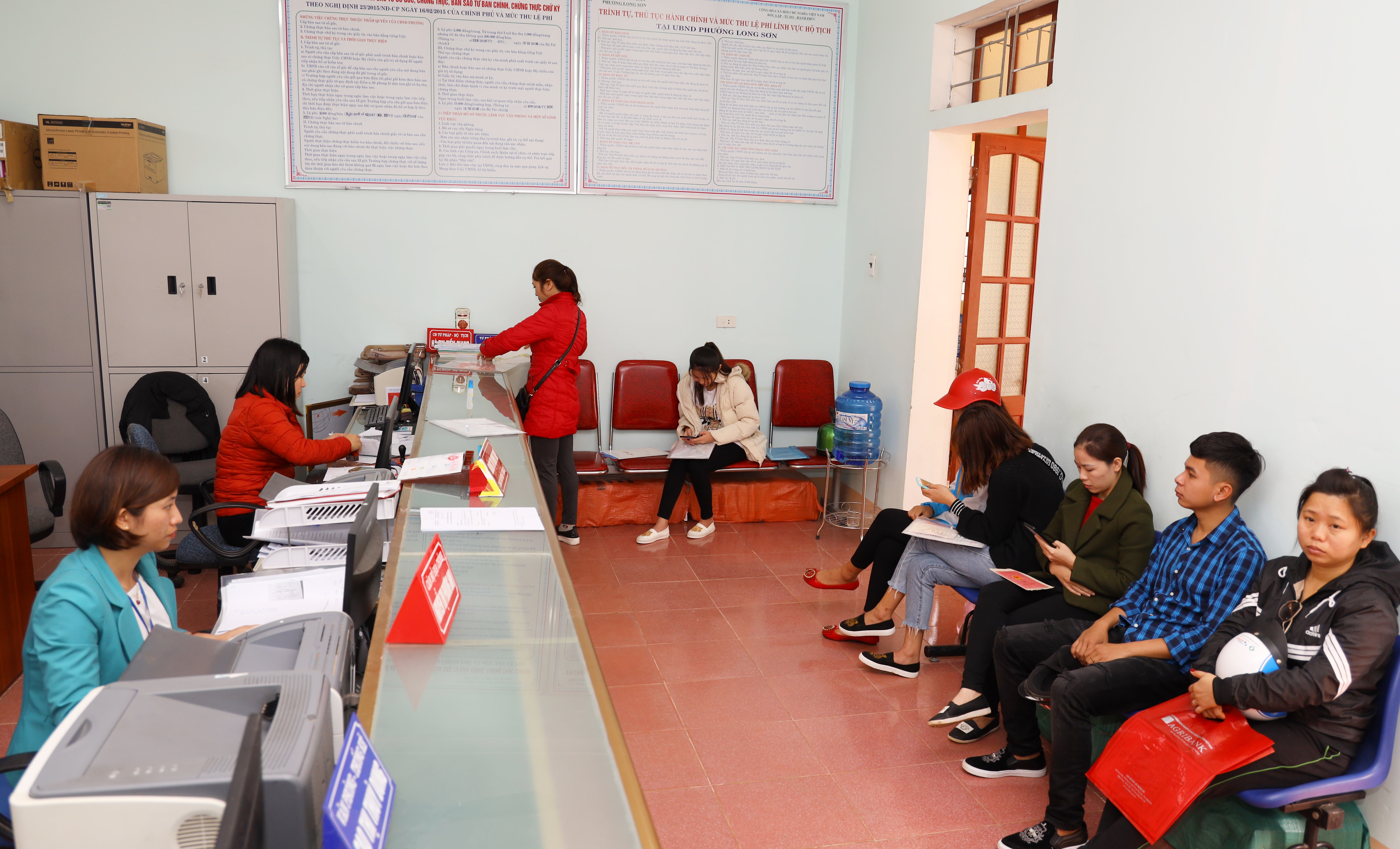 Hoạt động tại trung tâm một cửa phường Long Sơn, thị xã Thái Hòa. Ảnh: Nguyên Sơn