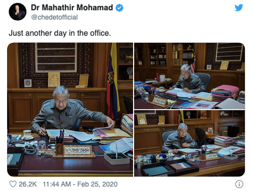 Ông Mahathir đăng ảnh lên Twitter sau khi trở lại nơi làm việc với cương vị thủ tướng lâm thời. Ảnh: Twitter