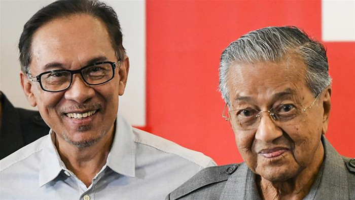 Mahathir Mohamad (phải) và Anwar Ibrahim đã có mối quan hệ “cơm không lành, canh không ngọt” suốt nhiều thập kỷ. Ảnh: AFP