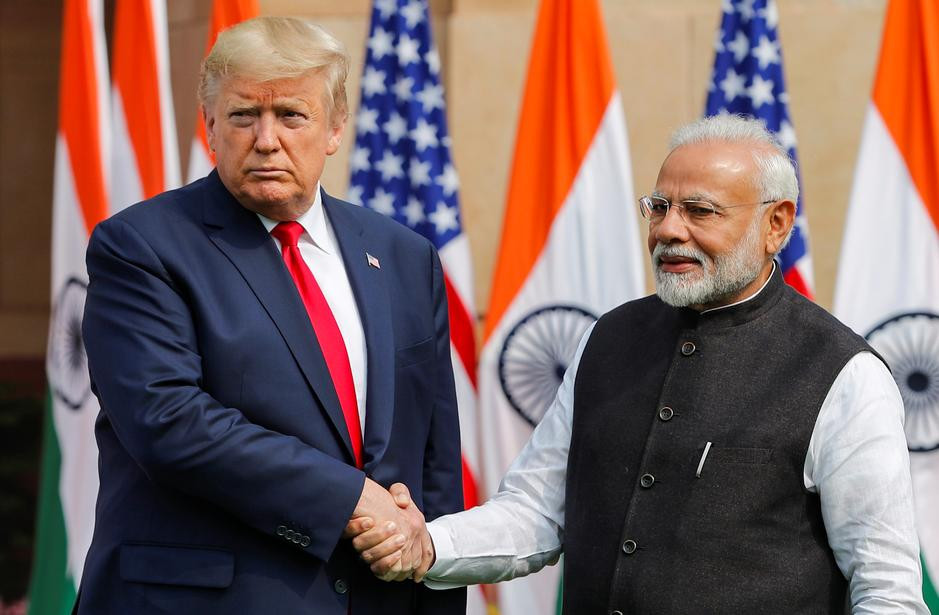 Tổng thống Mỹ bắt tay Thủ tướng Án Độ trước thềm cuộc gặp hôm 25-2 tại tòa nhà Hyderabad ở New Delhi. Ảnh: Reuters