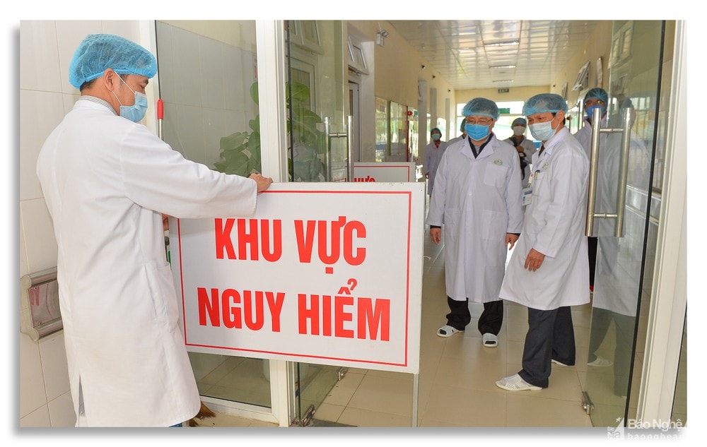 Lãnh đạo tỉnh Nghệ An kiểm tra khu cách ly ứng pho dịch. Ảnh tư liệu