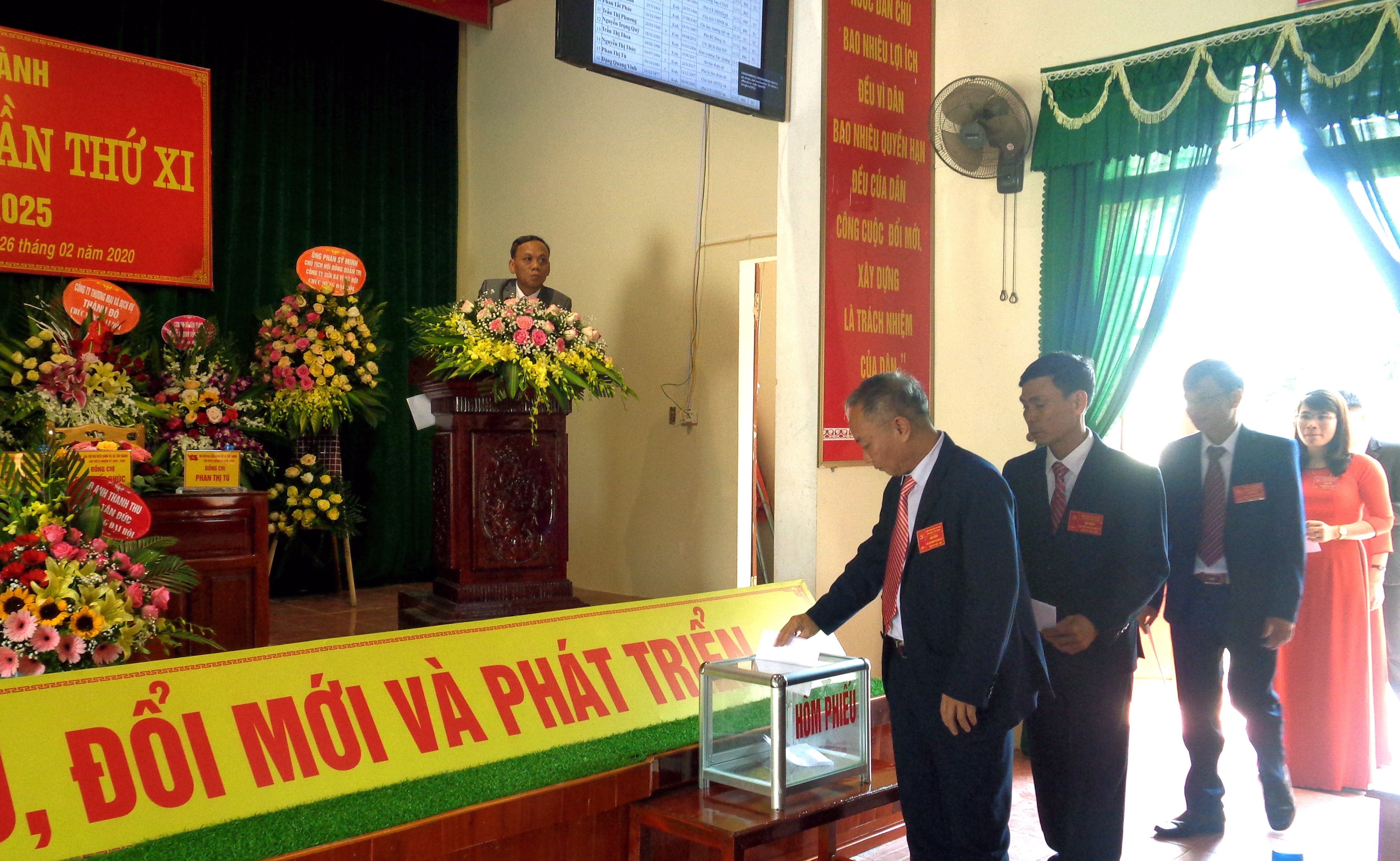 Các đại biểu tiến hành bỏ phiếu bầu BCH đảng bộ xã Tân Thành khóa XI.