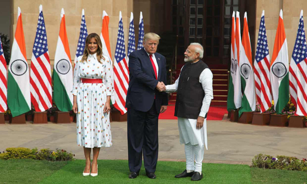 Thủ tướng Narendra Modi đón tiếp Tổng thống Donald Trump và phu nhân trước dinh thự Hyderabad House. Ảnh: Getty Image