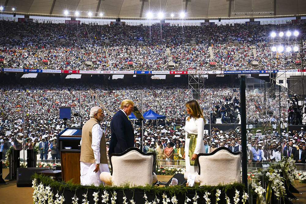 Hơn 100.000 người chào đón ông Donald Trump tại sân vận động.  Ảnh: Yahoo News
