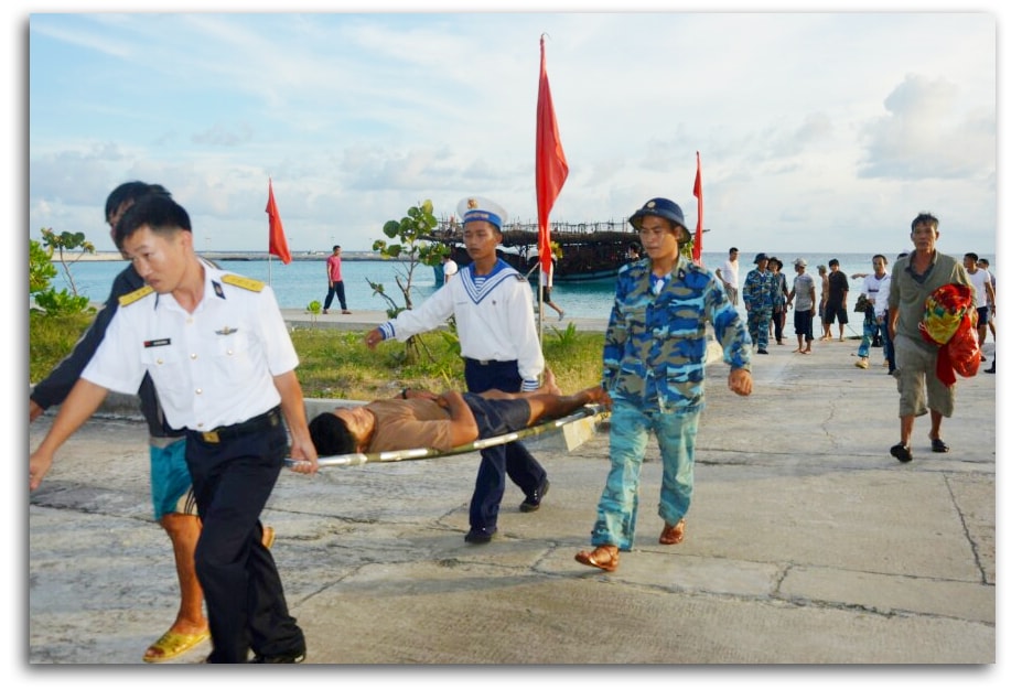 Một ngư dân tai nạn lao động được đưa vào đảo Sinh Tồn cấp cứu.