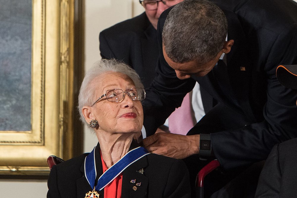 Cựu Tổng thống Barack Obama trao Huân chương Tự do của Tổng thống cho bà Katherine Johnson. Ảnh: Getty