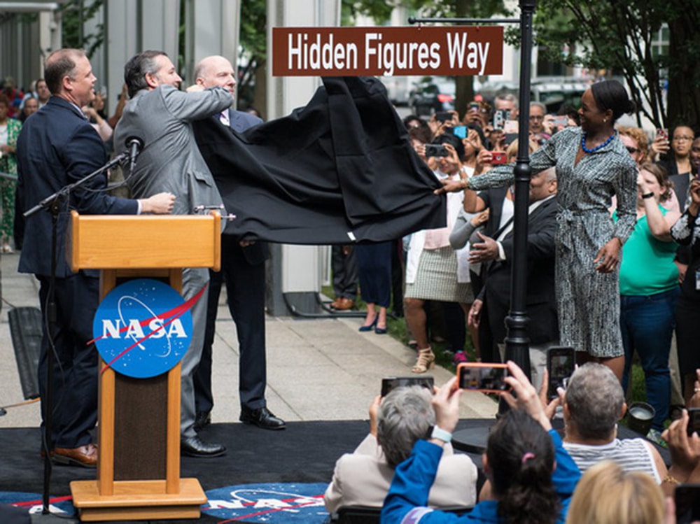 Con đường đi qua trụ sở chính của NASA được đổi tên thành Hidden Figures (tháng 6/2019) - Ảnh: NASA