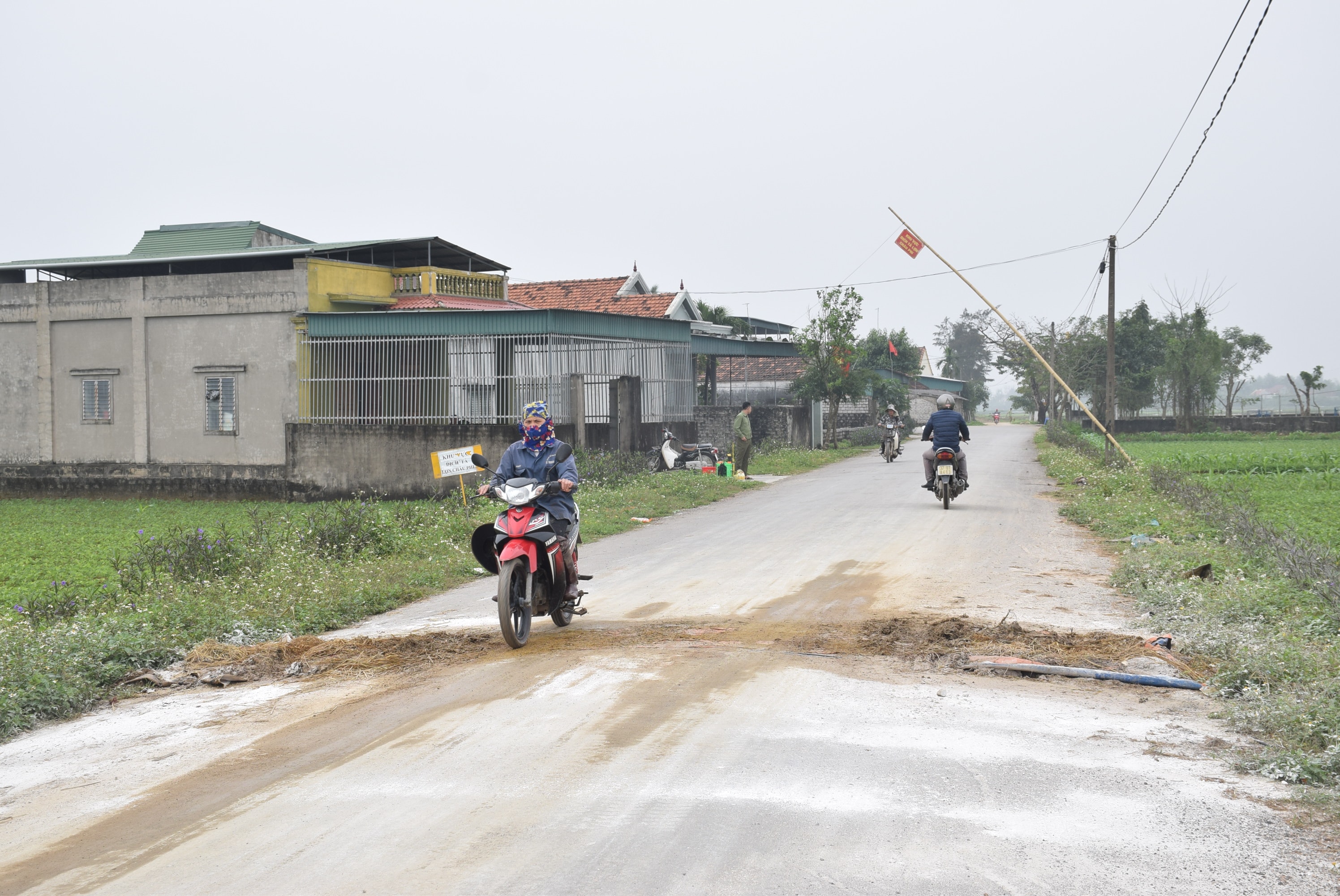 các địa phương có dịch trên địa bàn huyện Diễn Châu đang triển khai công tác phòng dịch. Ảnh: Xuân Hoàng