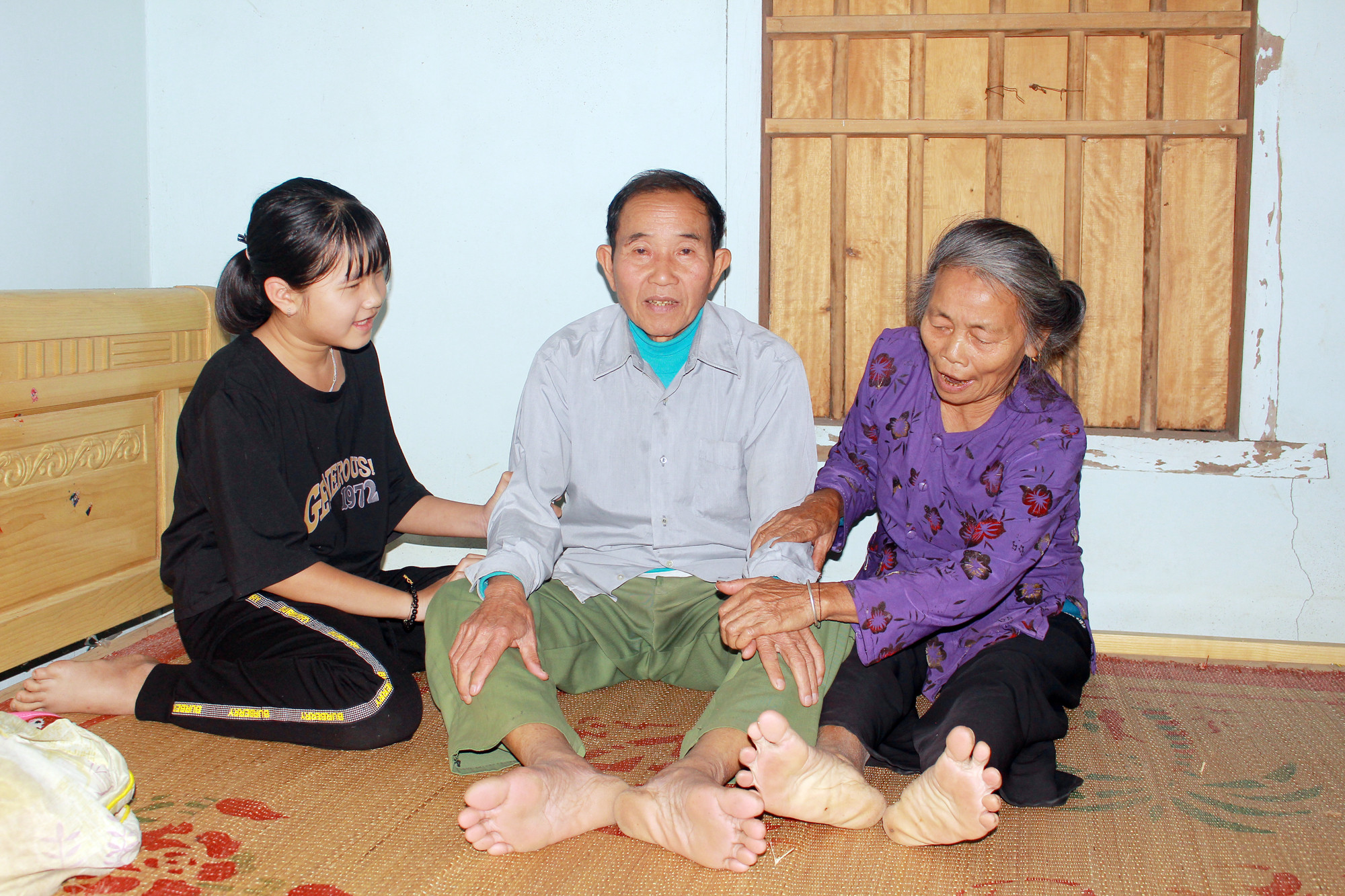 Bố mẹ sống không hạnh phúc, cả hai đang đi làm ăn xa, Lữ Thị Kim Chi và chị gái hiện sống cùng ông bà nội đã già yếu. Ảnh: Lương Nga