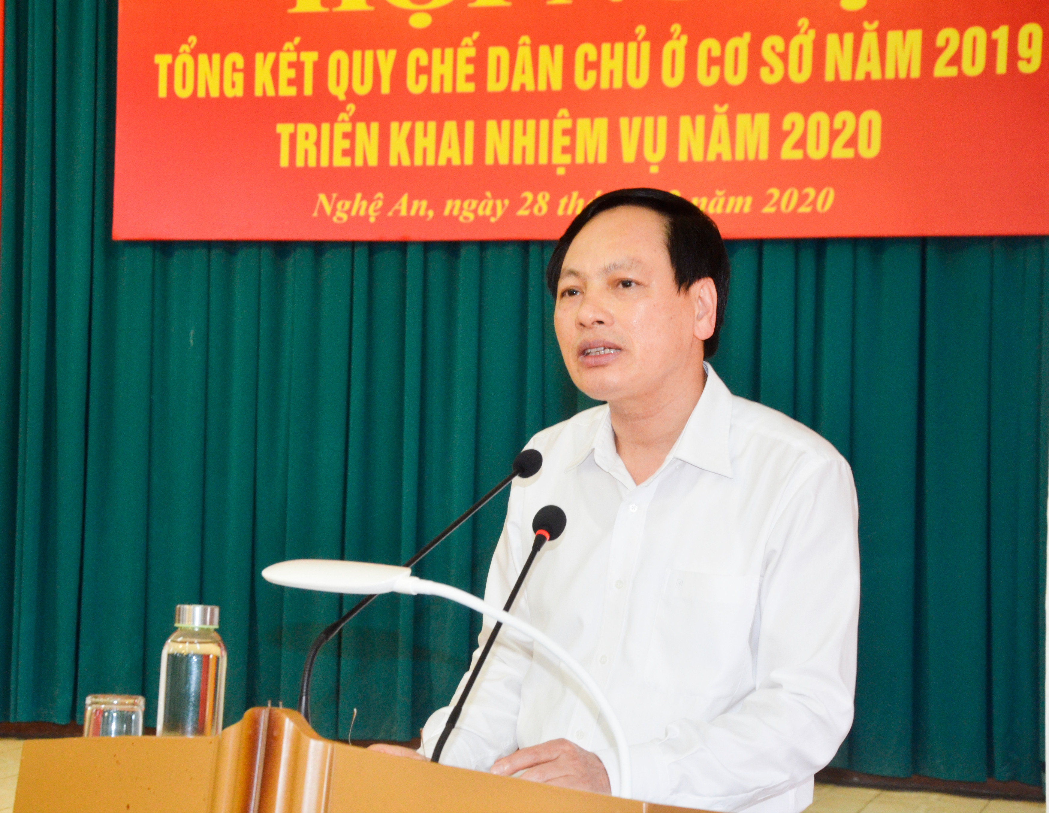 Phó Trưởng Ban Thường trực Ban Dân vận Tỉnh ủy Nguyễn Mạnh Khôi báo cáo kết quả thực hiện QCDC ở cơ sở. Ảnh: Thanh Lê