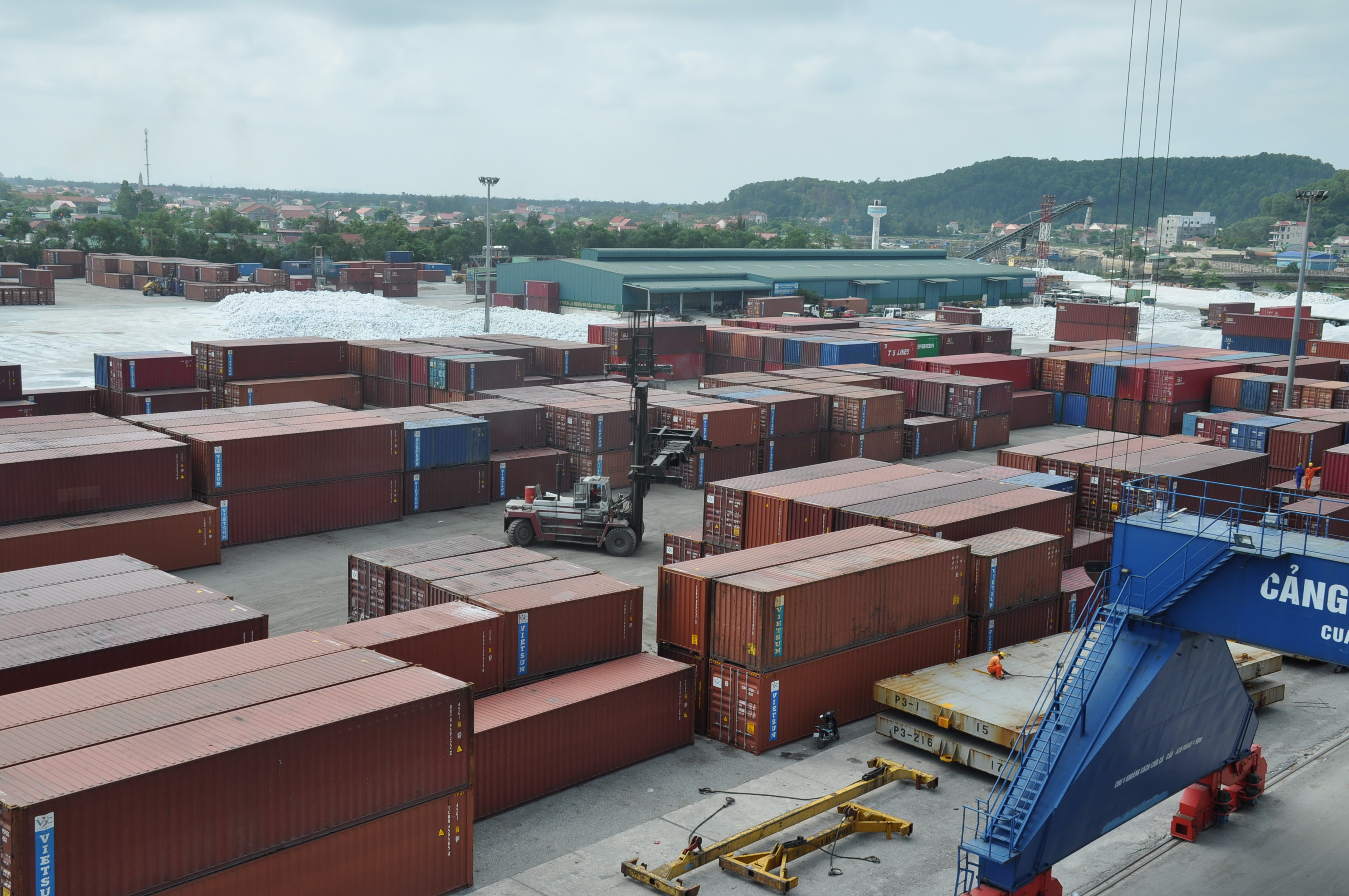 Hàng container bốc xếp tại cảng Cửa Lò. Ảnh: Thu Huyền