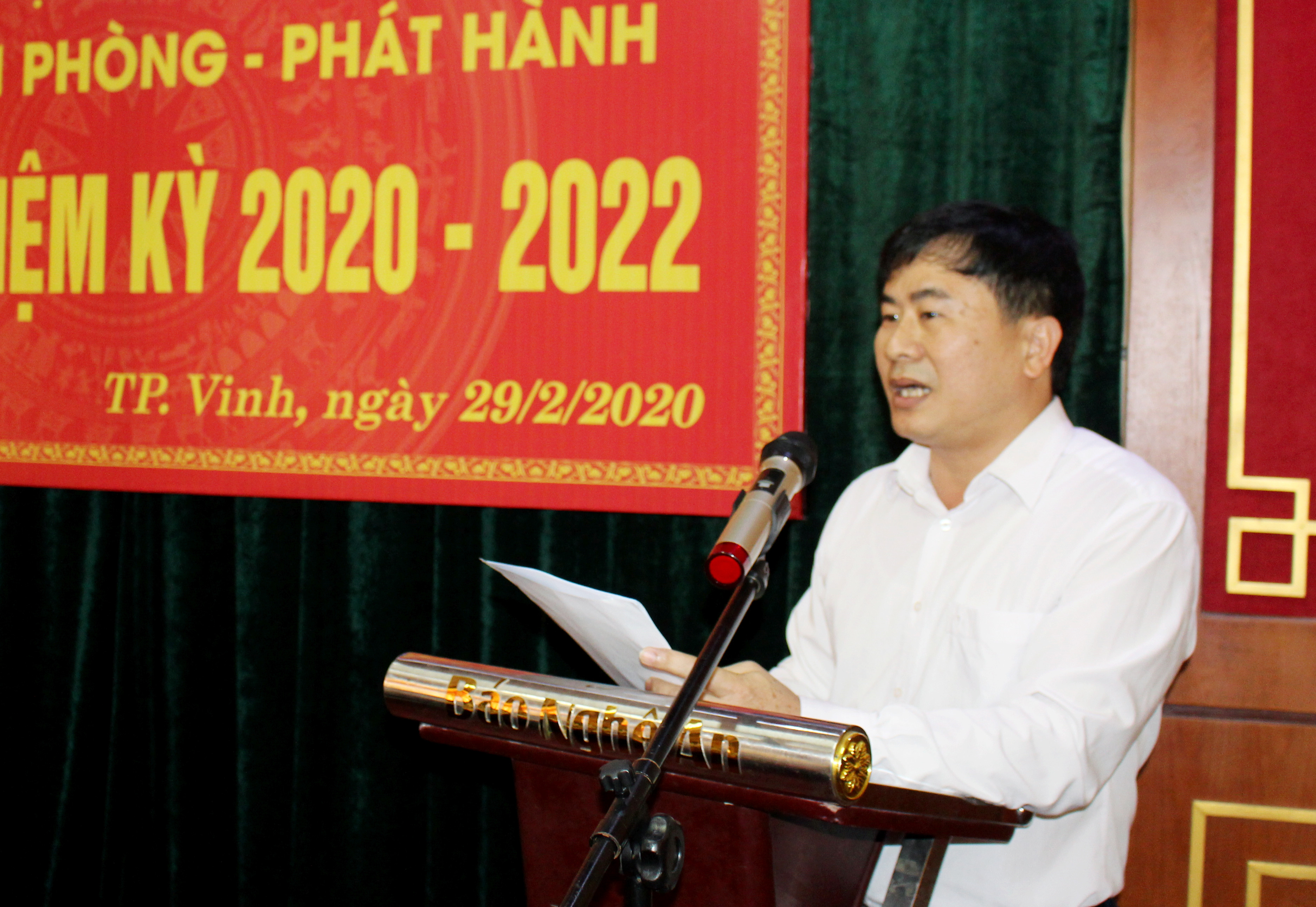 Đồng chí Lê Văn Canh - Phó Chánh văn phòng, Phó Bí thư chi ủy phát biểu trình bày báo cáo chính trị của chi bộ. Ảnh: Đinh Nguyệt