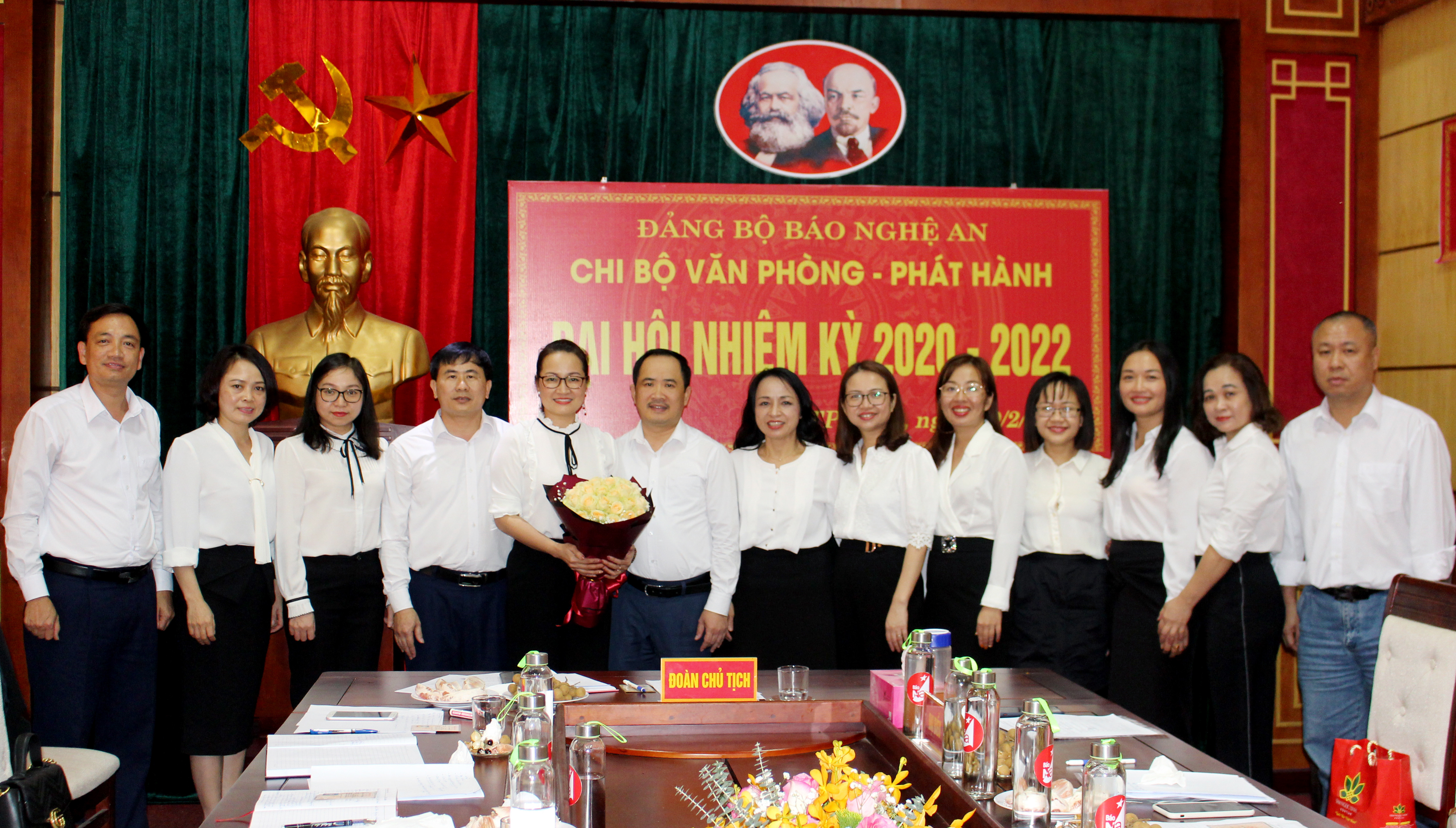 Các đồng chí trong Đảng ủy, Ban Biên tập Báo Nghệ An tặng hoa cấp ủy Chi bộ Văn phòng - Phát hành nhiệm kỳ mới.
