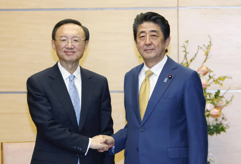 Ủy viên Bộ Chính trị Trung Quốc Dương Khiết Trì có cuộc hội đàm riêng với Thủ tướng Nhật Bản Shinzo Abe. Ảnh: Kyodo