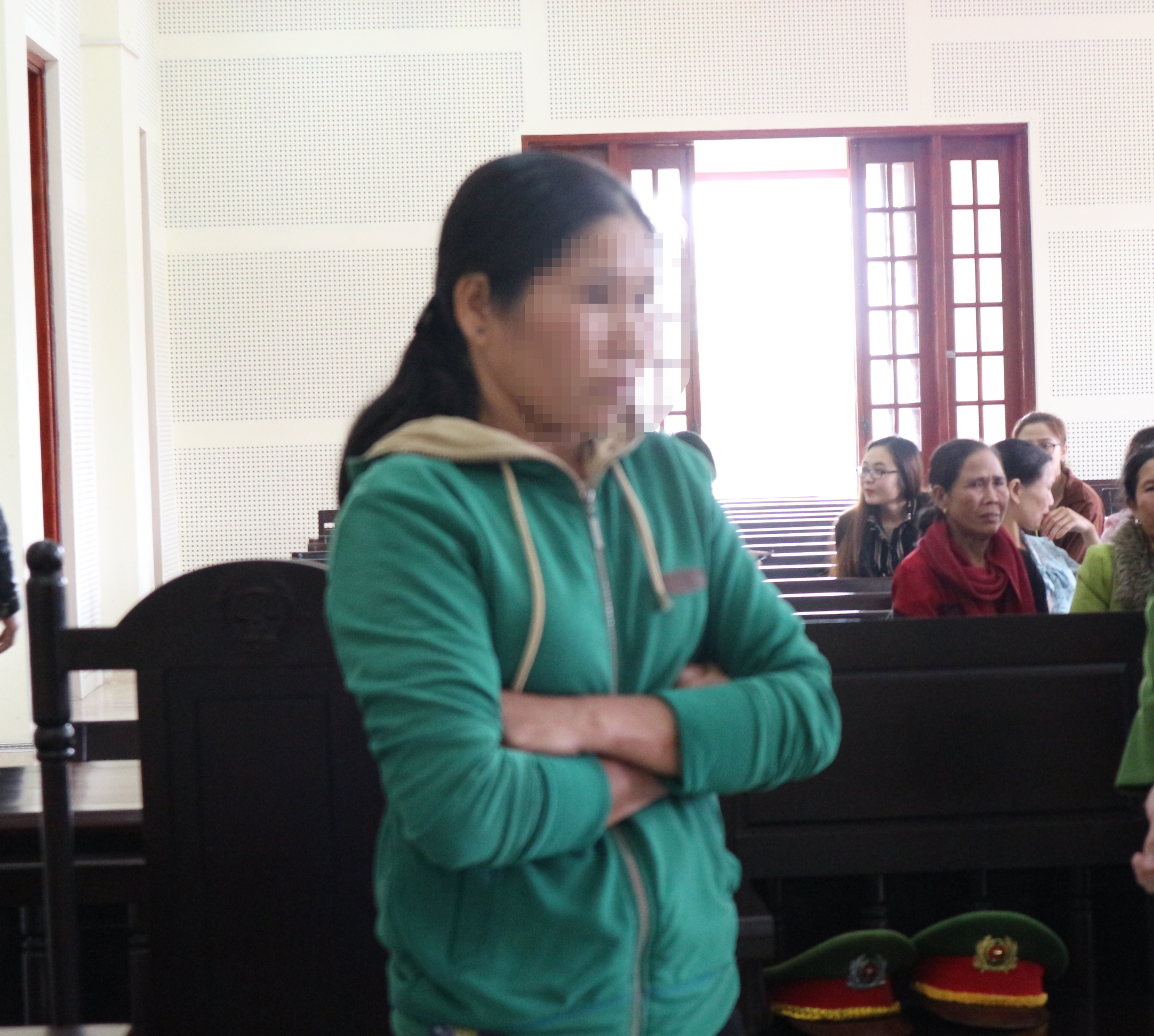Chị Nguyễn Thị X đến phiên tòa xét xử em trai với tư cách vợ của người bị hại. Ảnh: Trần Vũ
