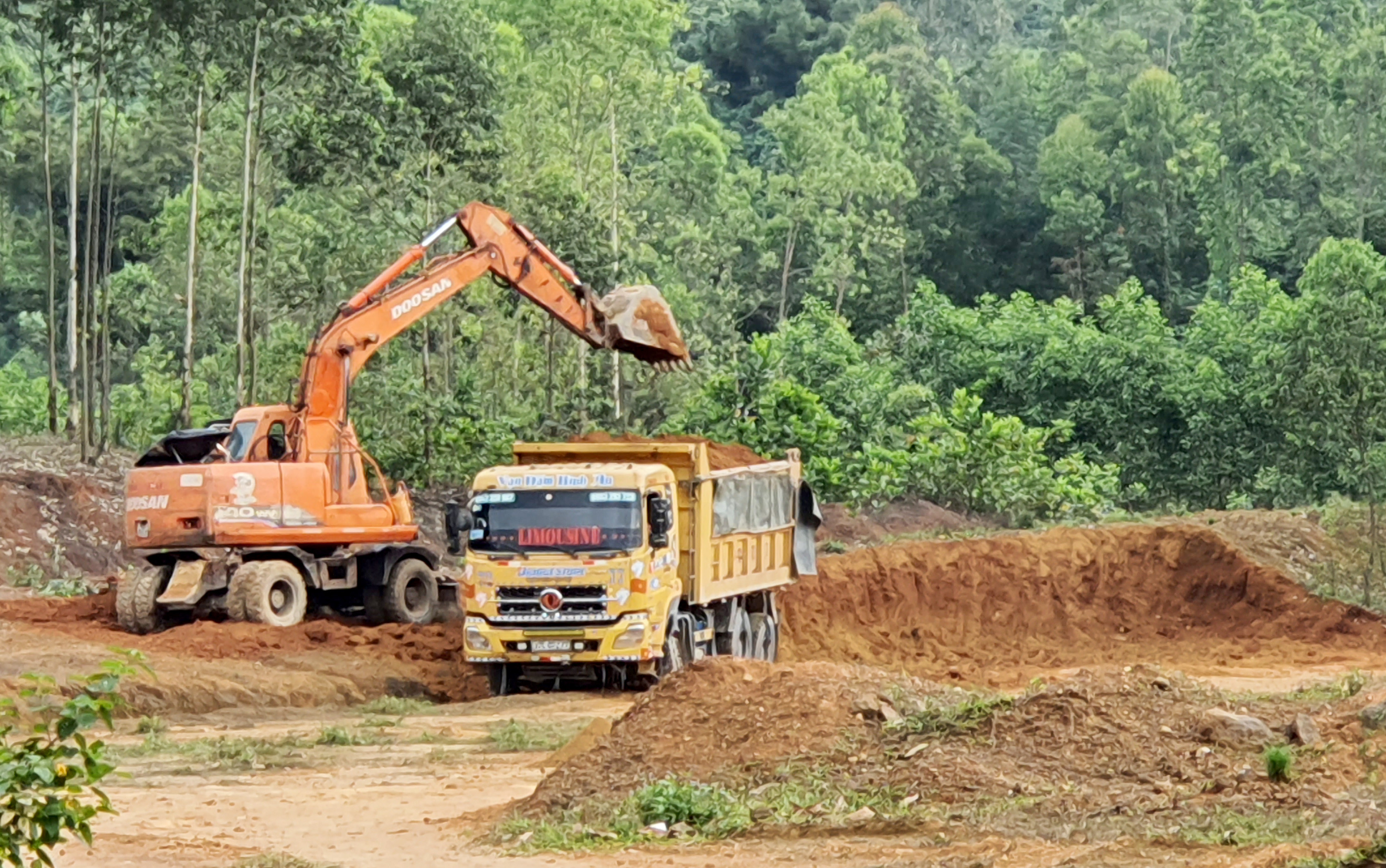 Hoạt động khai thác đất trái phép tại khu vực lèn Dơi, xóm 12, xã Nghi Yên diễn ra công khai, rầm rộ. Ảnh: P.B