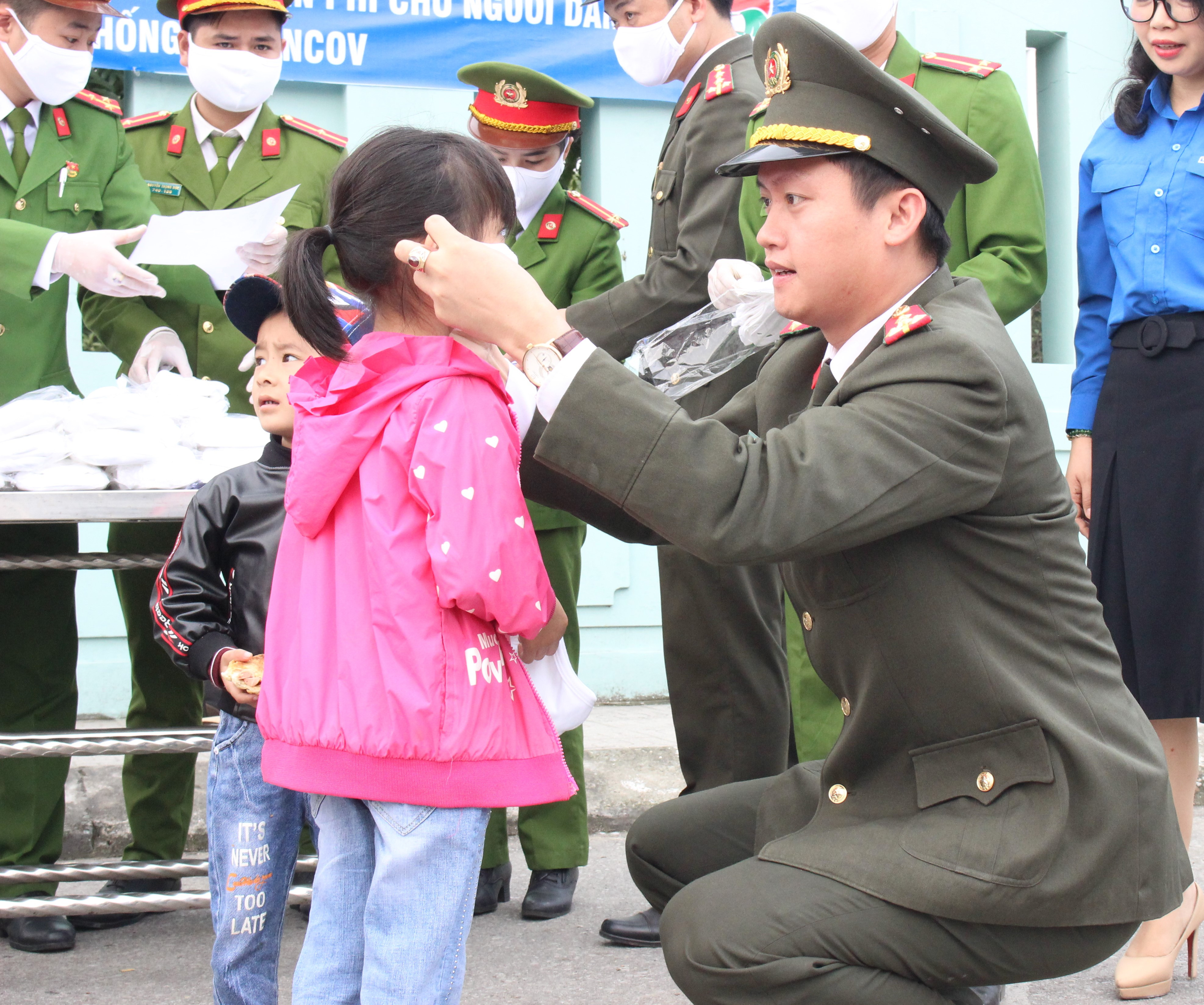 Đại úy Nguyễn Đình Khánh, Bí thư Đoàn thanh niên Công an tỉnh đeo khẩu trang cho một em nhỏ tại Bệnh viện Hữu Nghị Đa khoa Nghệ An