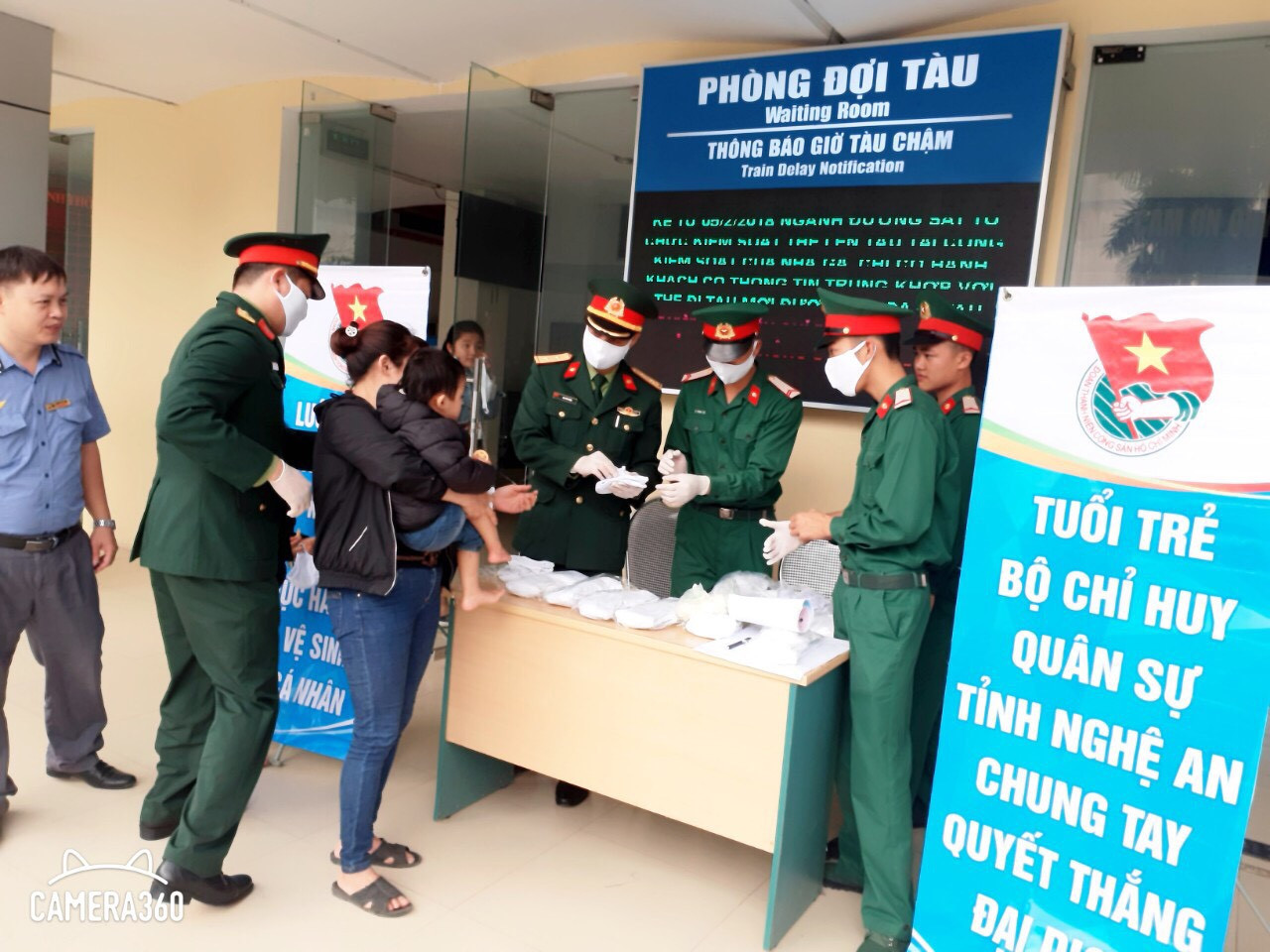 Đoàn thanh niên Bộ CHQS tỉnh Nghệ An phát hơn 1.000 khẩu trang y tế miến phí cho người dân