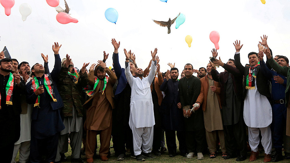 Người dân Afghanistan ở Jalalabad tổ chức mừng thỏa thuận do Mỹ và Taliban ký kết. Ảnh: Reuters