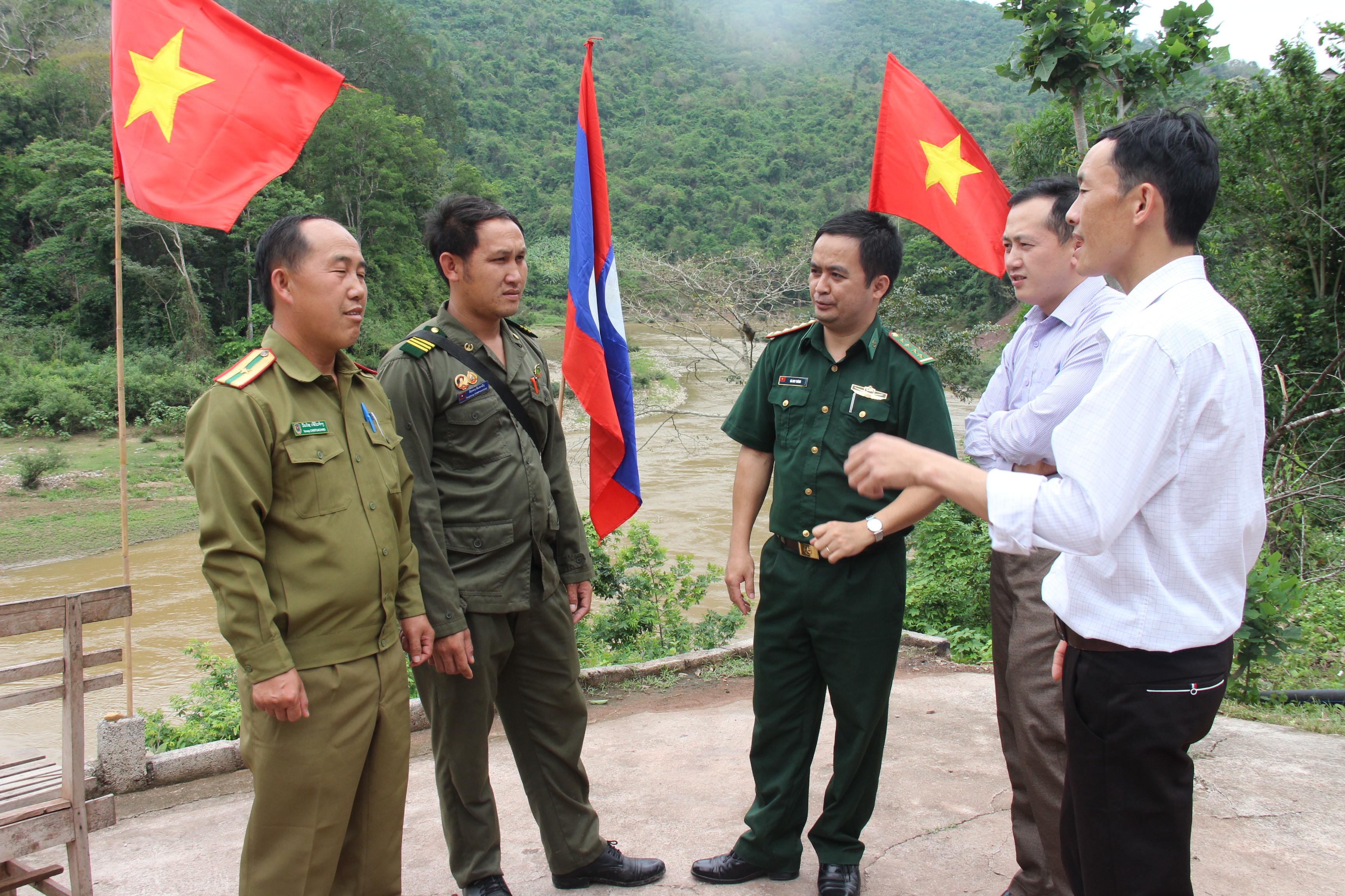 Bộ đội Biên phòng và cán bộ thôn bản Việt Nam gặp gỡ, trao đổi với đại diện công an và cán bộ địa phương nước bạn Lào về quy chế phối hợp bảo vệ biên giới. Ảnh: Hoài Thu