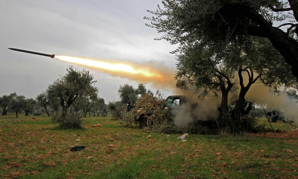 Lực lượng Dân tộc Giải phóng Syria bắn rocket vào quân chính phủ. Ảnh: The Guardian