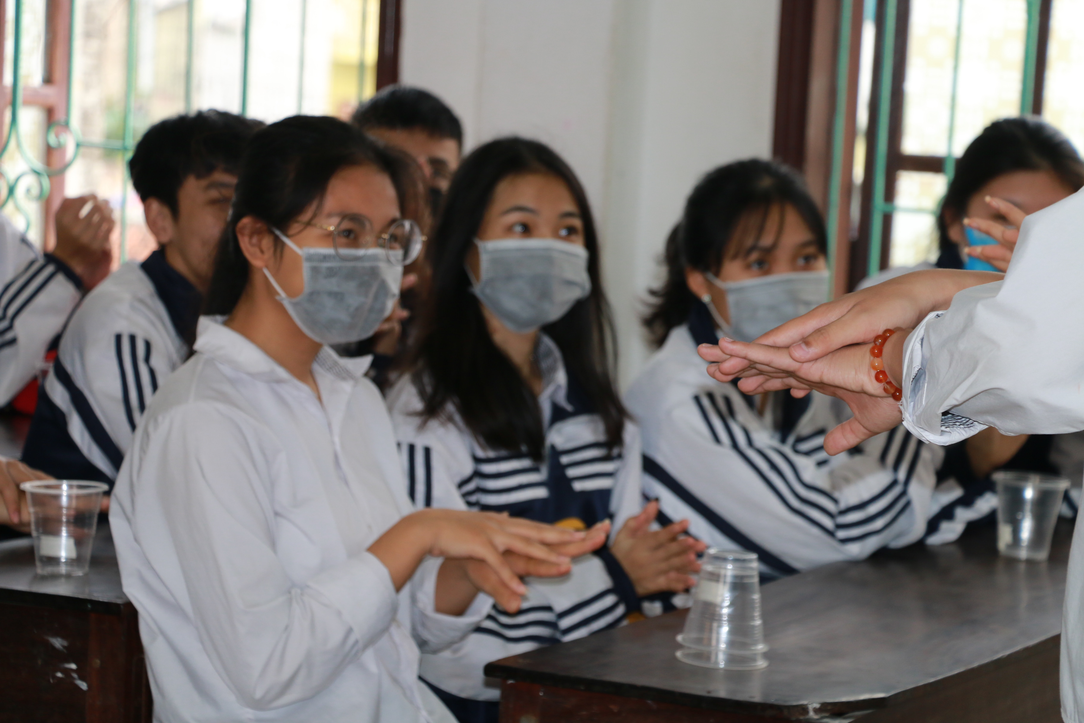 Dù là học sinh THPT những các em cũng tự nhắc nhau việc rửa tay đúng cách theo hướng dẫn của Bộ Y tế