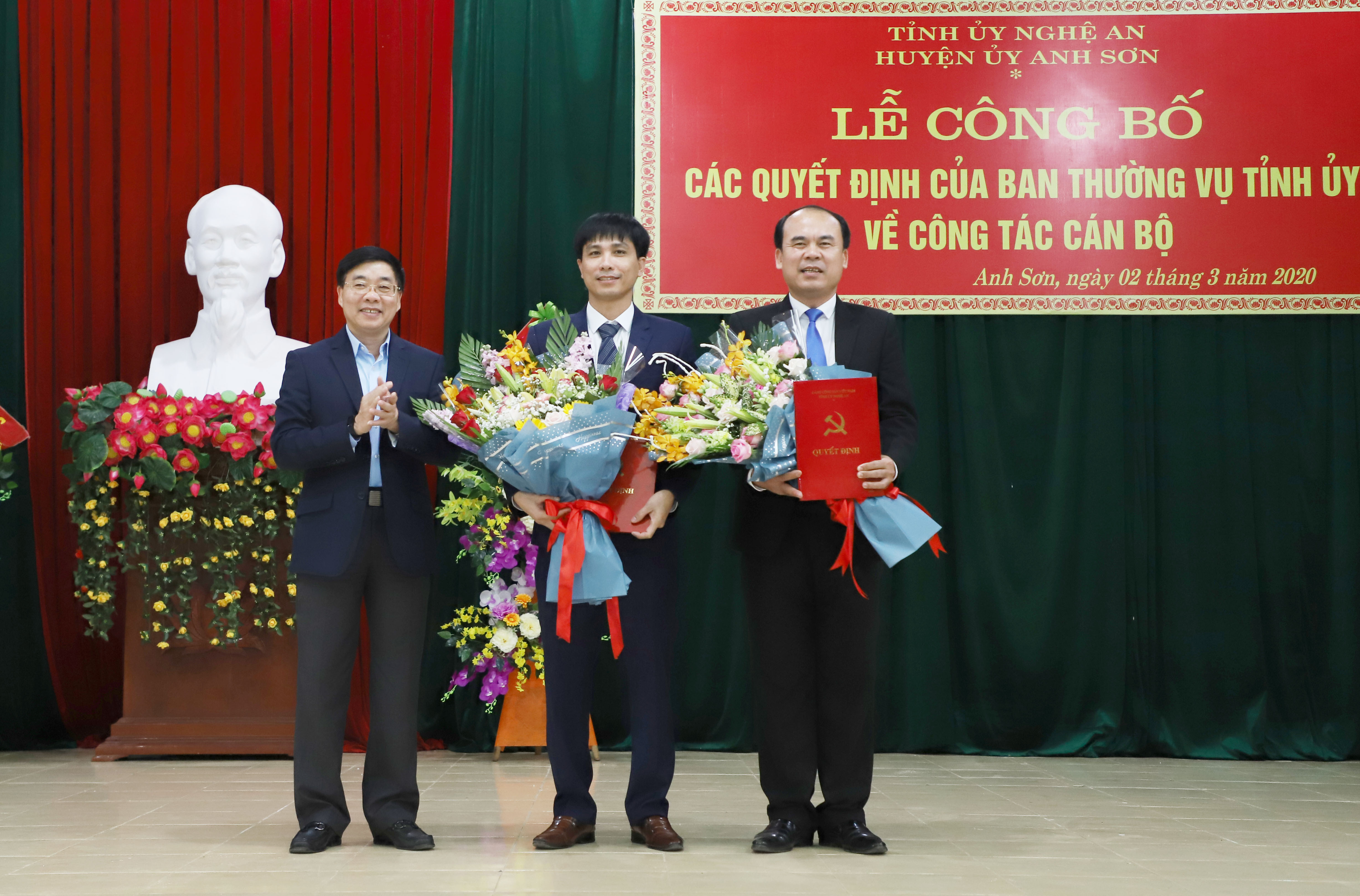 Phó Bí thư Tỉnh ủy Nguyễn Văn Thông trao quyết định cho 2 đồng chí Đặng Xuân Quang và Hoàng Quyền.
