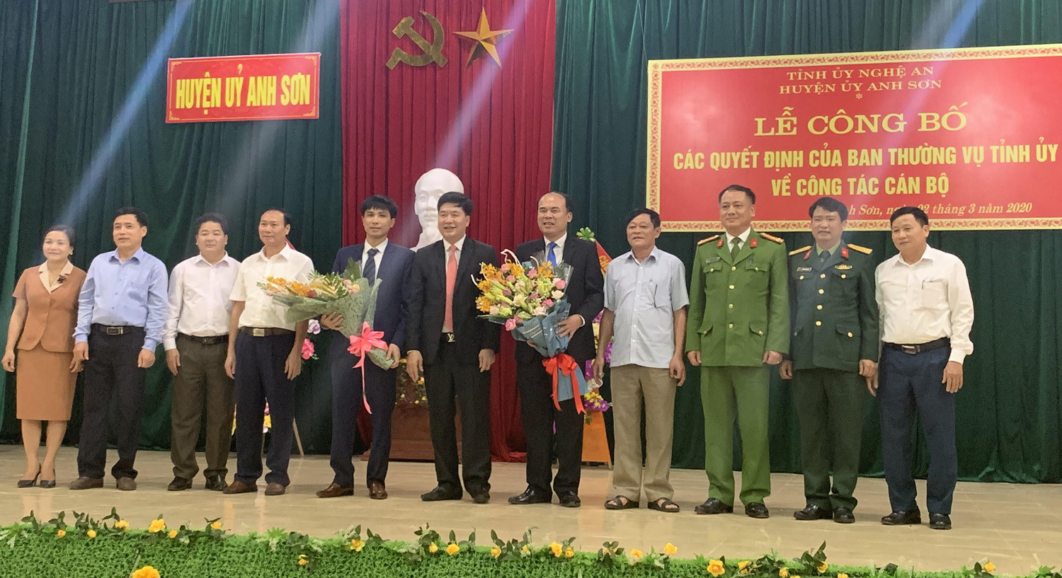 Lãnh đạo huyện Anh Sơn chúc mừng 2 đồng chí được bổ nhiệm.