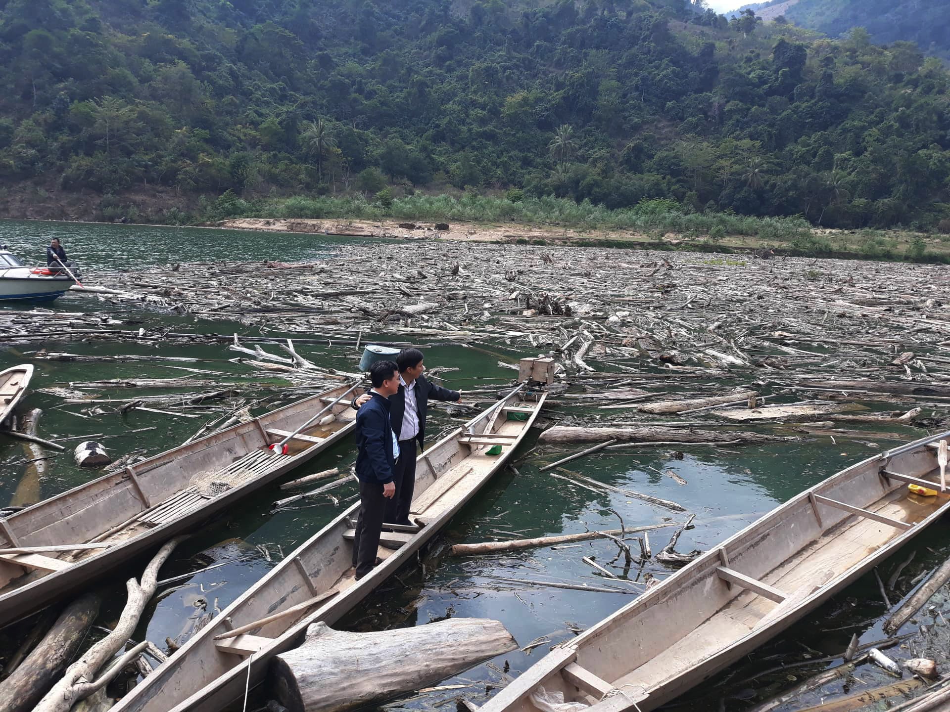 Cán bộ Công ty Thủy điện Bản Vẽ và UBND huyện Tương Dương kiểm tra trình trạng rác thải tập kết tại đuôi hồ thủy điện Bản Vẽ. Ảnh: CTV