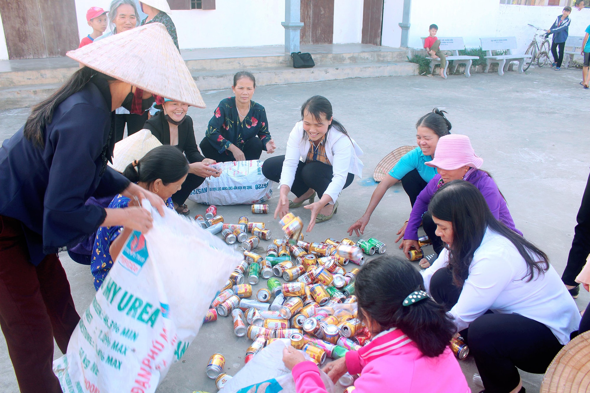 Chị Nguyễn Thị Luyến vận động hội viên thu gom phế liệu gây quỹ giúp đỡ người nghèo.