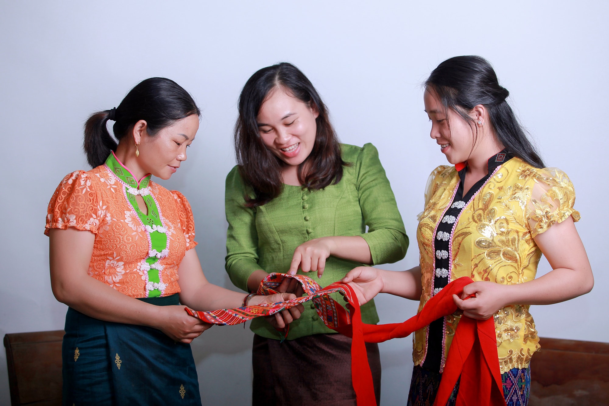 Chị Vi Thị Phon cùng chị em Tổ dệt thổ cẩm bản Buộc trao đổi kinh nghiệm khi hoàn thiện sản phẩm. Ảnh: Sách Nguyễn