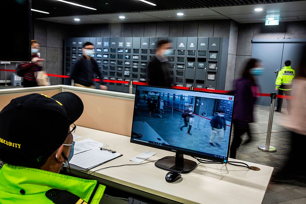 GIám sát thân nhiệt người dân ra vào một tòa nhà của chính quyền tại Hong Kong, Trung Quốc hôm 2/3. Ảnh: AFP