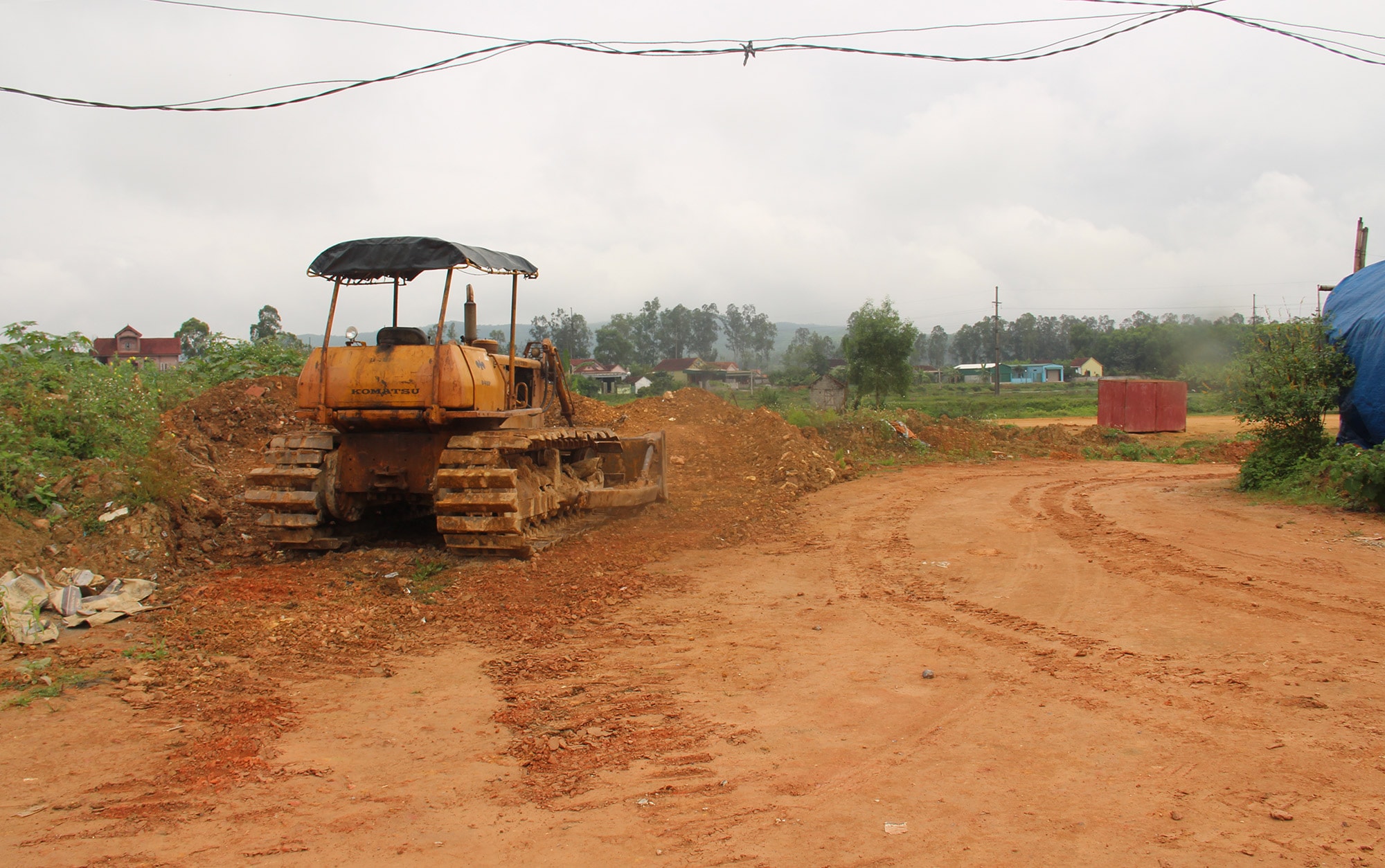 Một trong những tuyến đường thi công dang dở ở Đô Lương. Ảnh: Văn Trường
