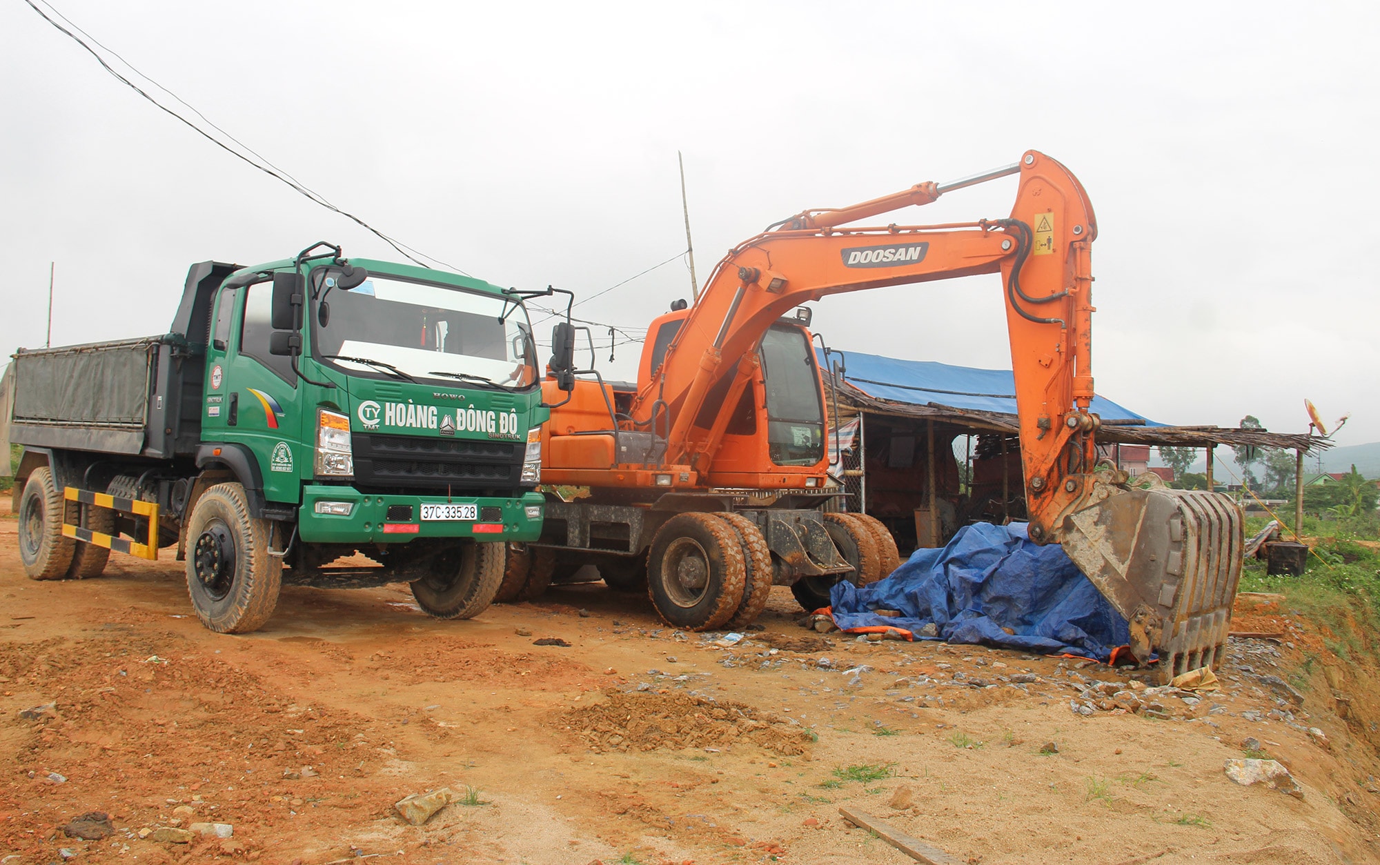 Một số thiết bị phải nằm phơi sương do dừng thi công. Ảnh: Văn Trường