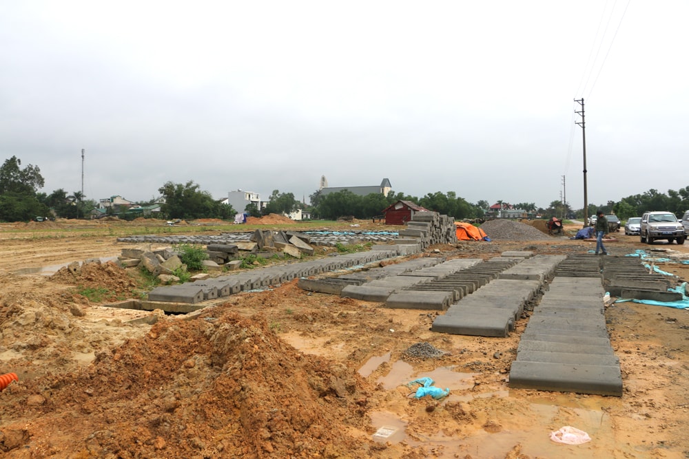 Dù áp lực bàn giao cho người dân tái định cư nhưng Khu tái định cư xóm 5, xã Nghi Phú đang khá ngổn ngang. Ảnh: Nguyễn Hải